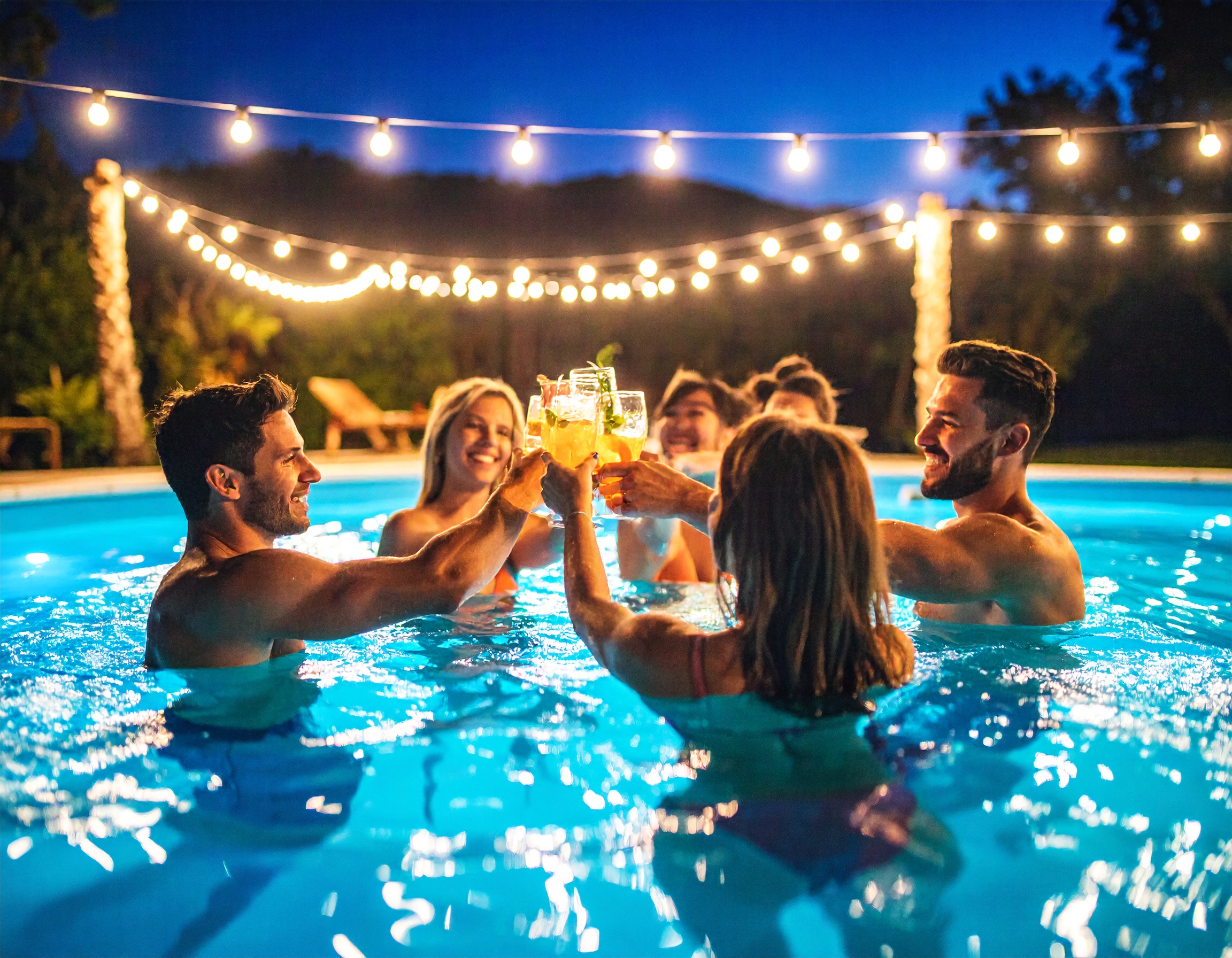 Firefly_Diseñar una foto realista de solteros en una fiesta nocturna en la piscina 126463 (1)